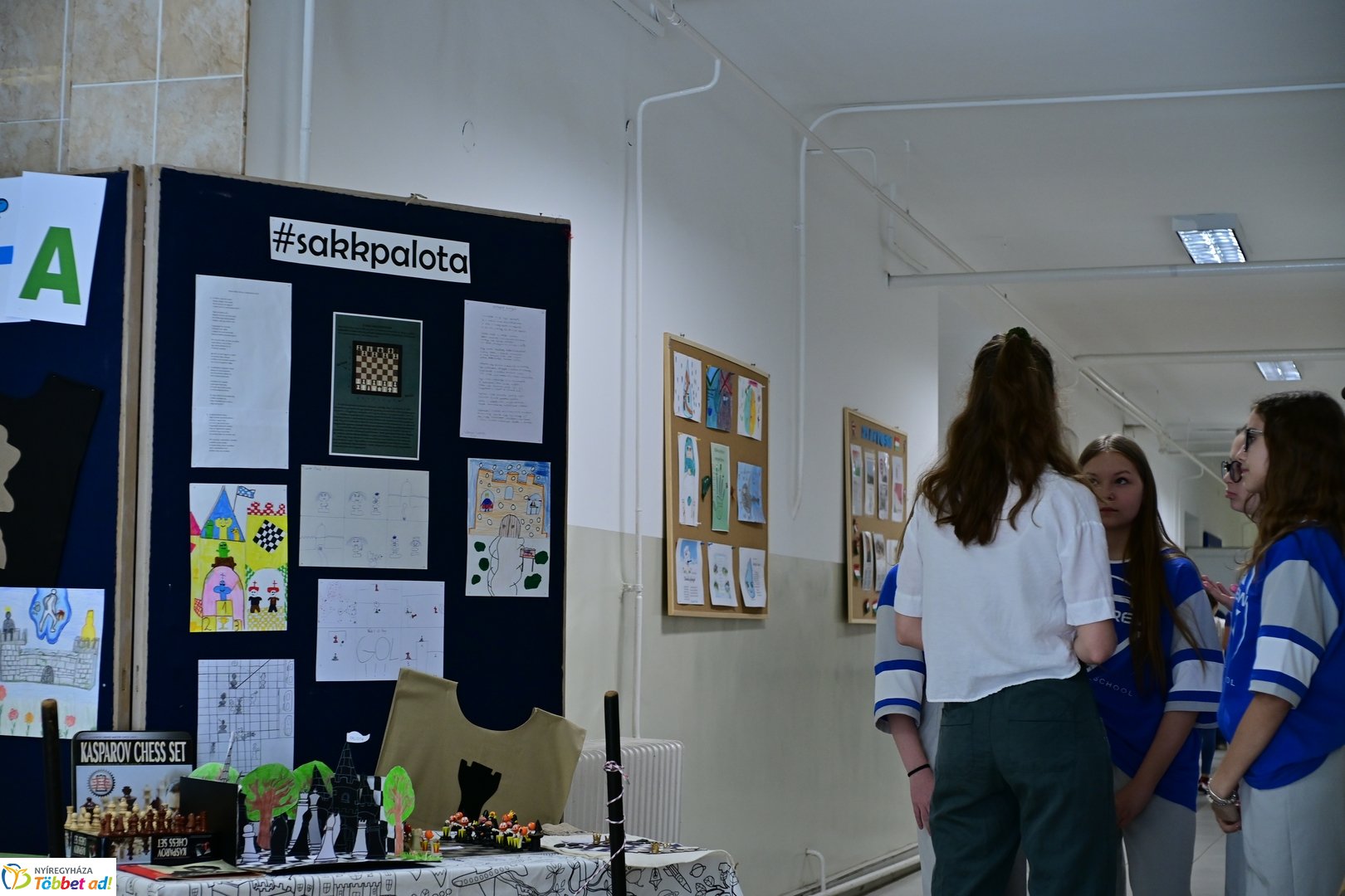 Francia nagykövet látogatása az Apáczai iskolában 2025 áprilisában