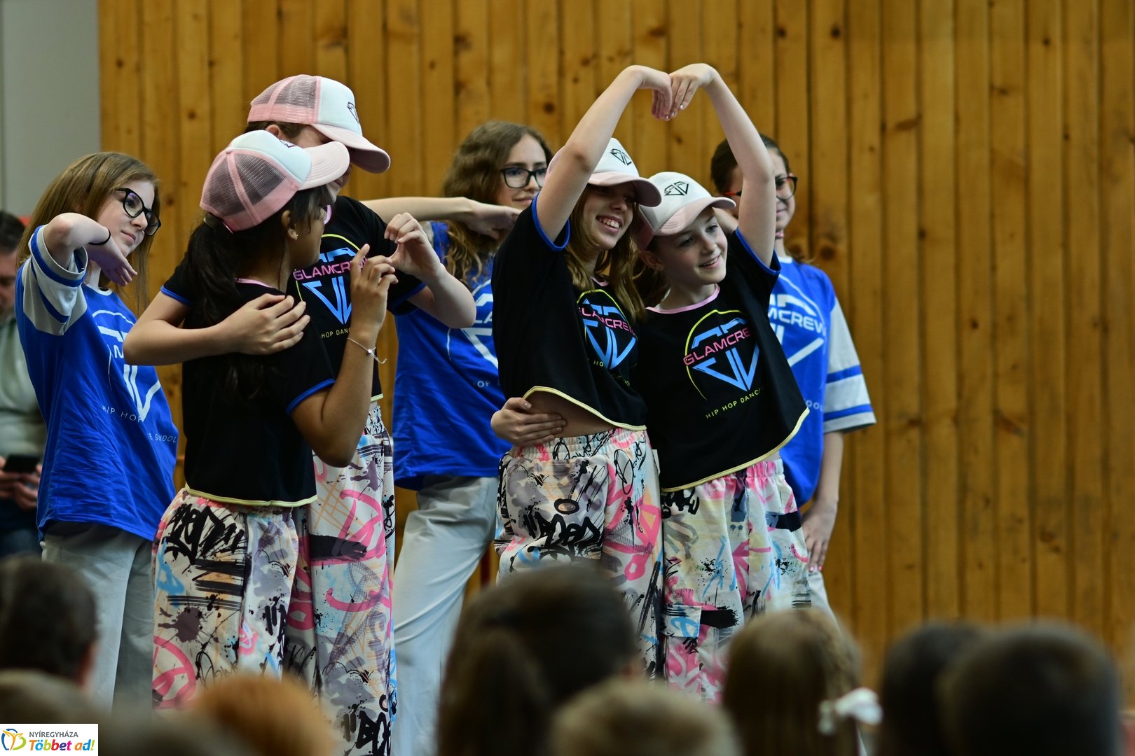 Francia nagykövet látogatása az Apáczai iskolában 2025 áprilisában