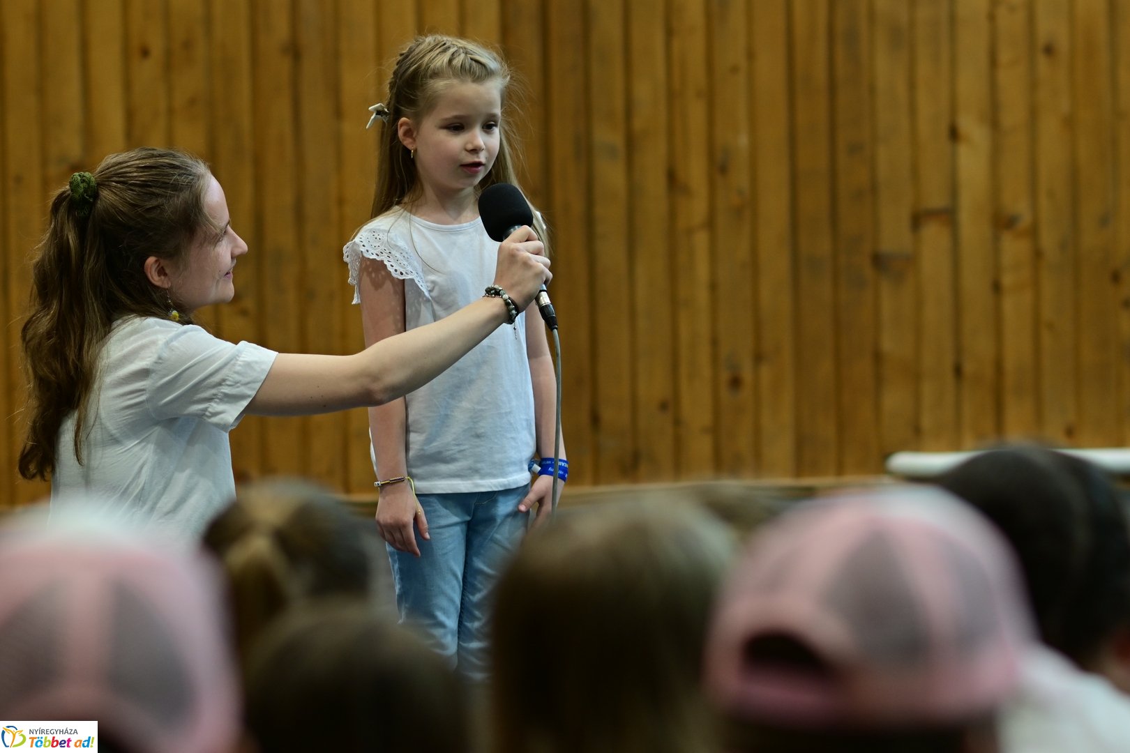 Francia nagykövet látogatása az Apáczai iskolában 2025 áprilisában