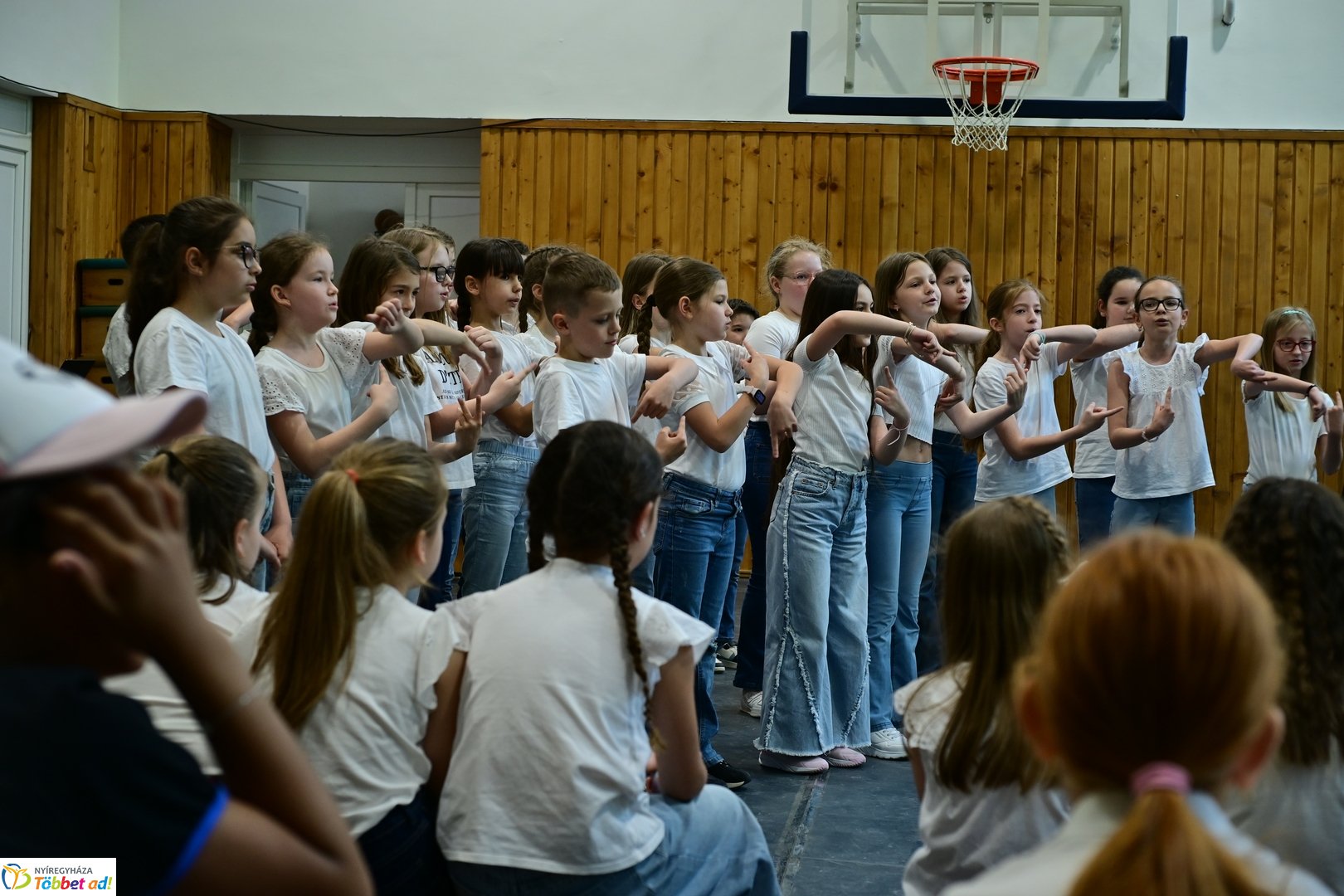 Francia nagykövet látogatása az Apáczai iskolában 2025 áprilisában