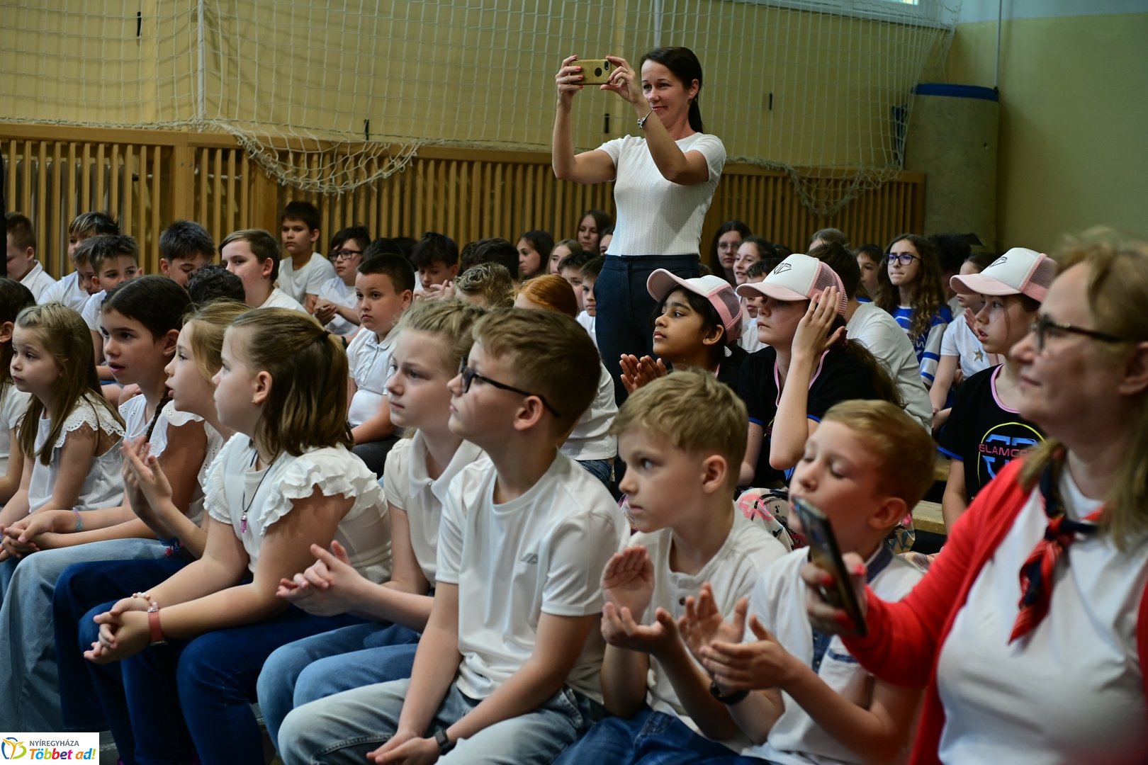Francia nagykövet látogatása az Apáczai iskolában 2025 áprilisában