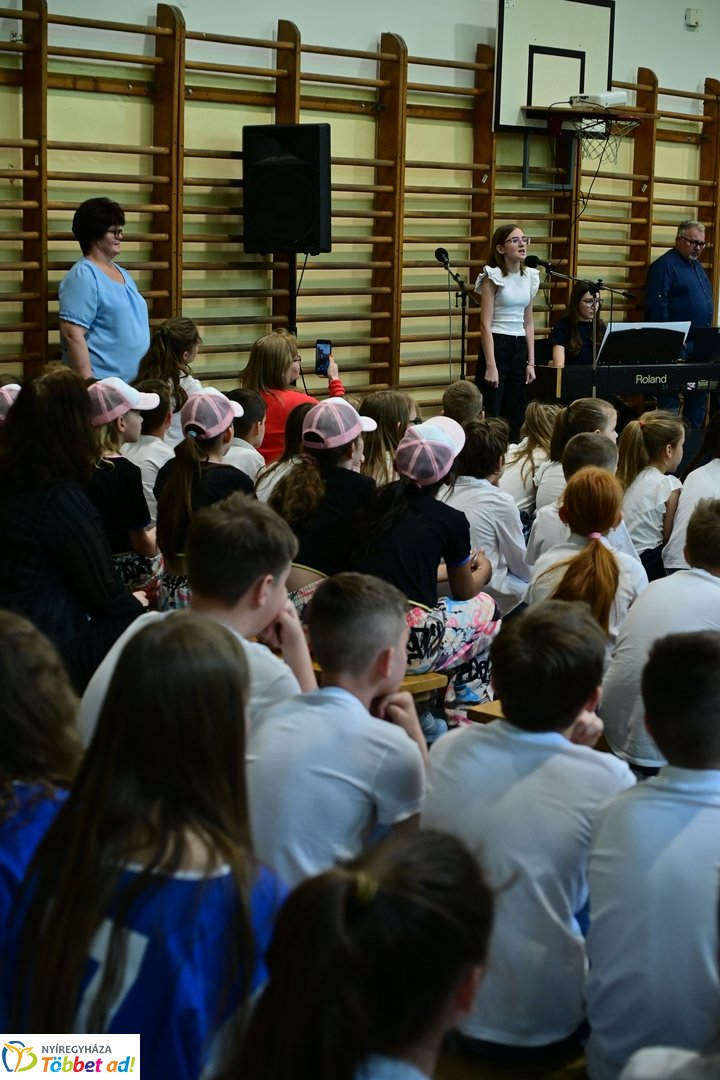 Francia nagykövet látogatása az Apáczai iskolában 2025 áprilisában