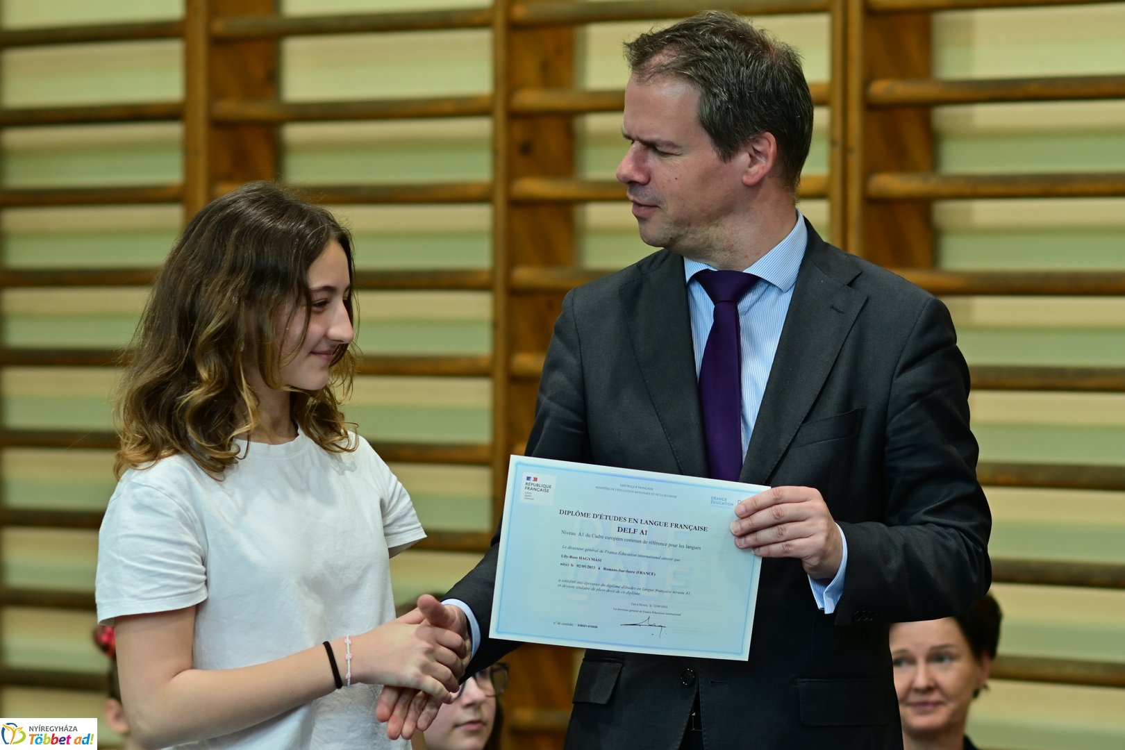 Francia nagykövet látogatása az Apáczai iskolában 2025 áprilisában