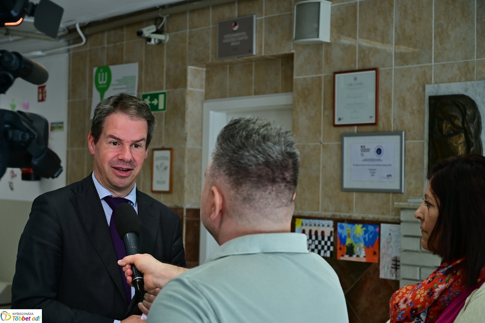 Francia nagykövet látogatása az Apáczai iskolában 2025 áprilisában