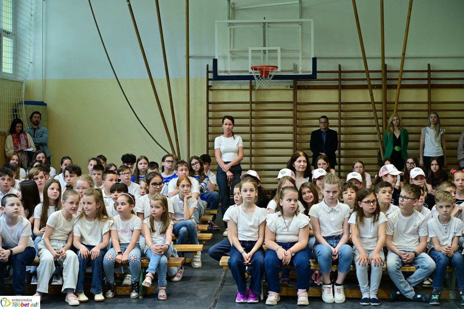 Francia nagykövet látogatása az Apáczai iskolában 2025 áprilisában