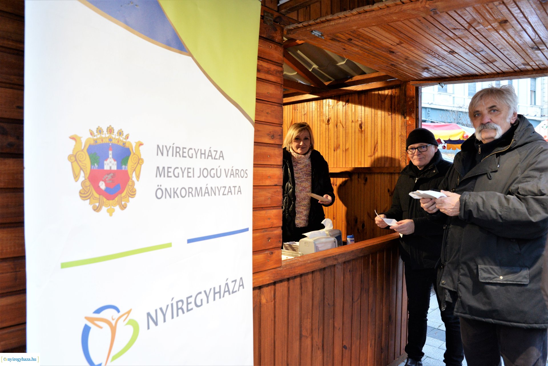 Frissen sült ajándék lapcsánka a karácsonyi forgatagban