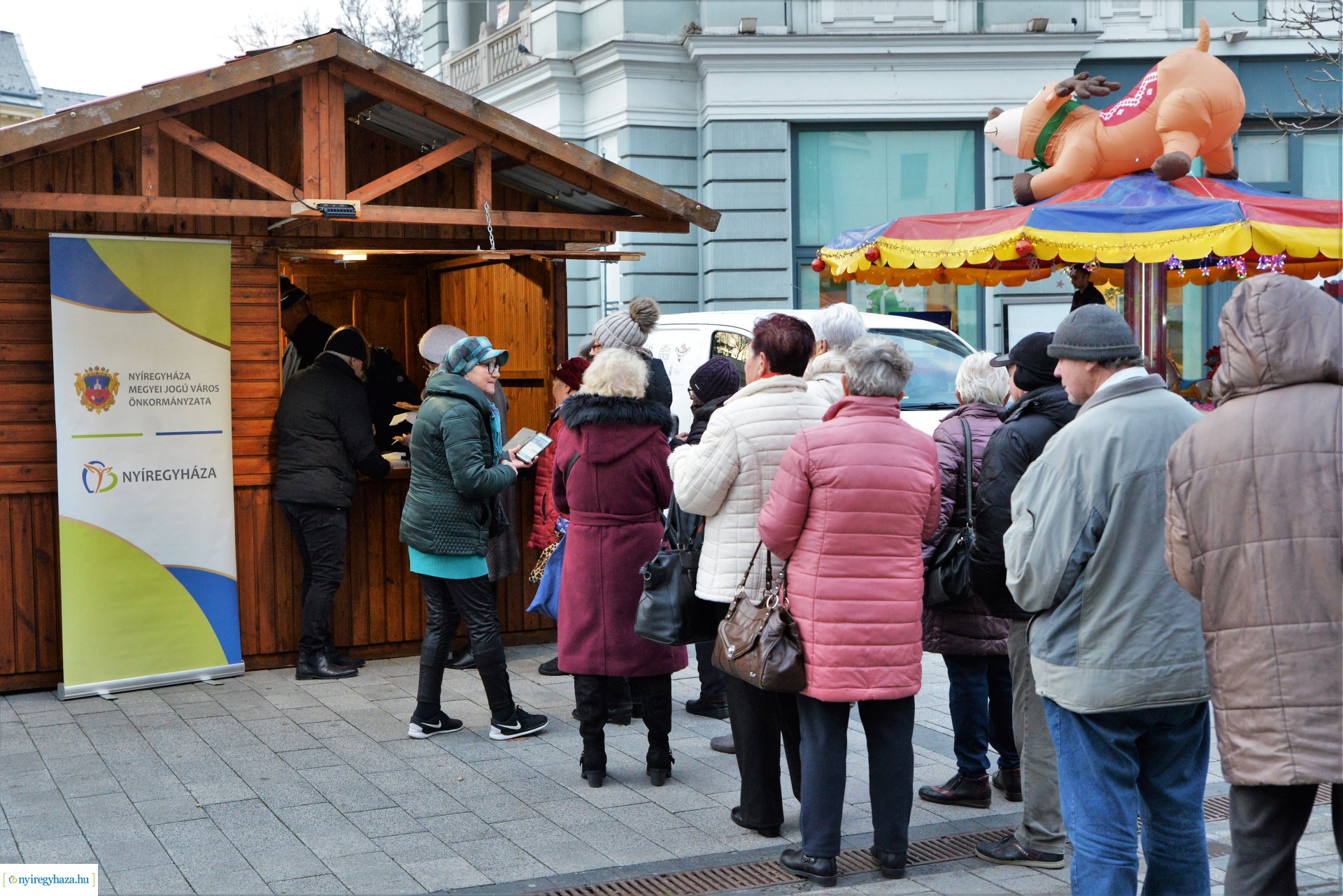 Frissen sült ajándék lapcsánka a karácsonyi forgatagban