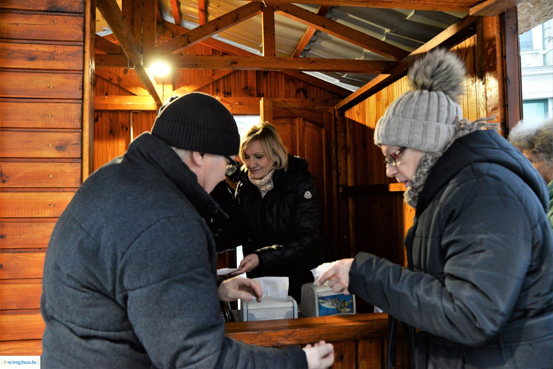 Frissen sült ajándék lapcsánka a karácsonyi forgatagban
