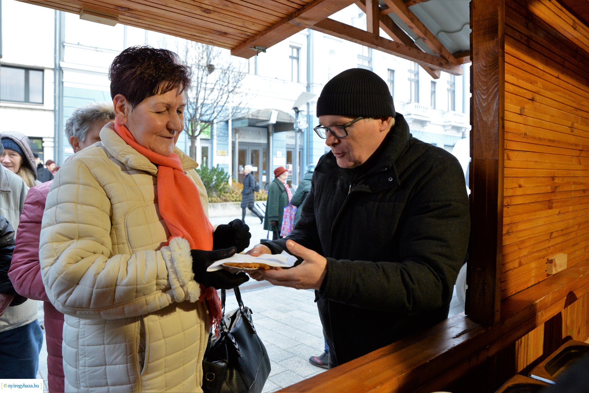 Frissen sült ajándék lapcsánka a karácsonyi forgatagban