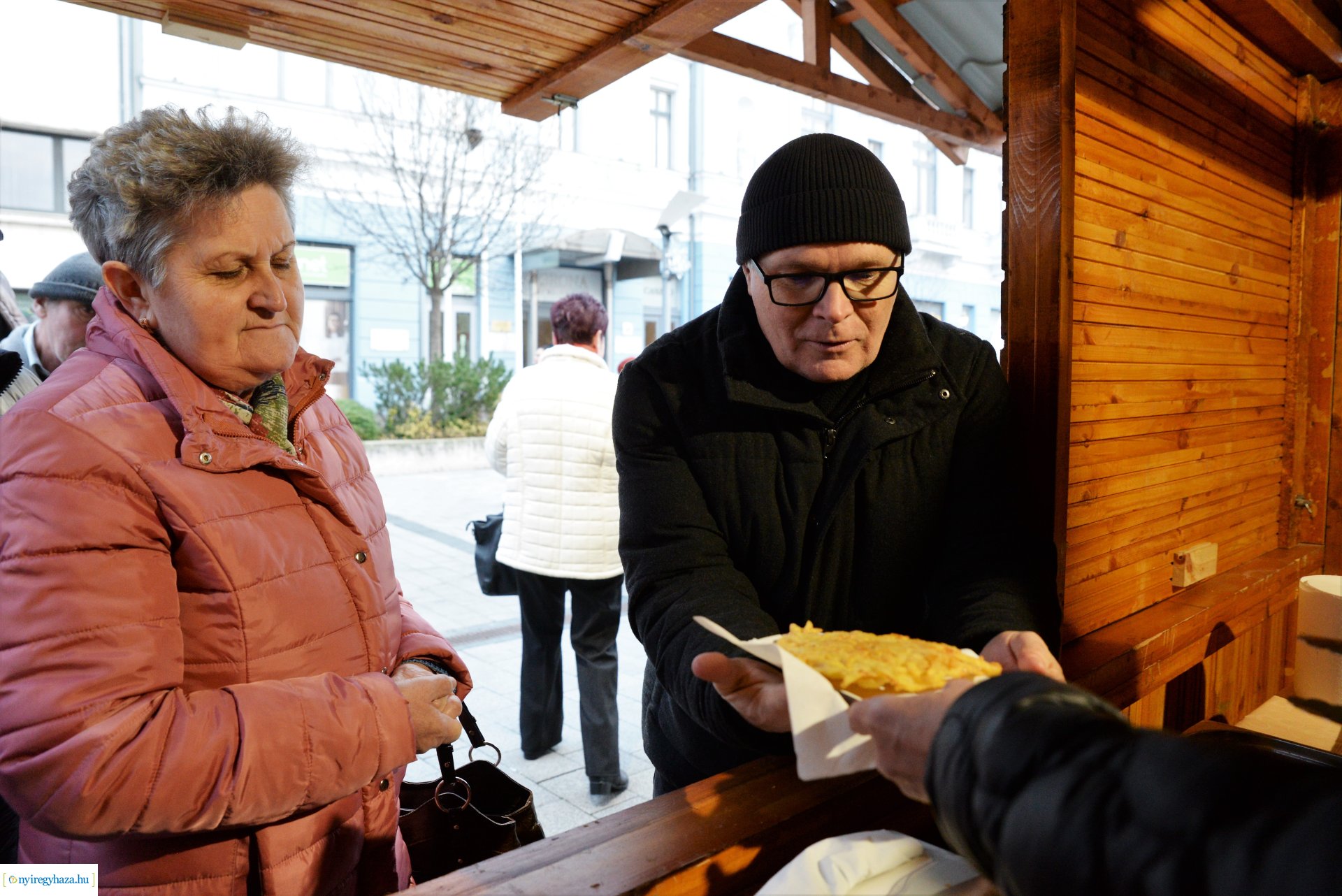 Frissen sült ajándék lapcsánka a karácsonyi forgatagban