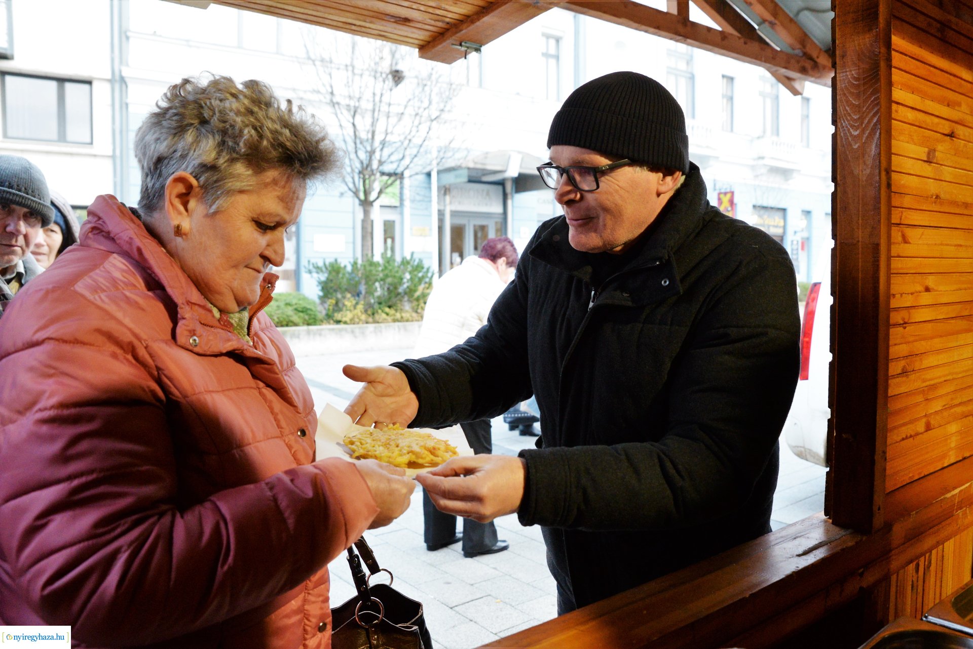 Frissen sült ajándék lapcsánka a karácsonyi forgatagban