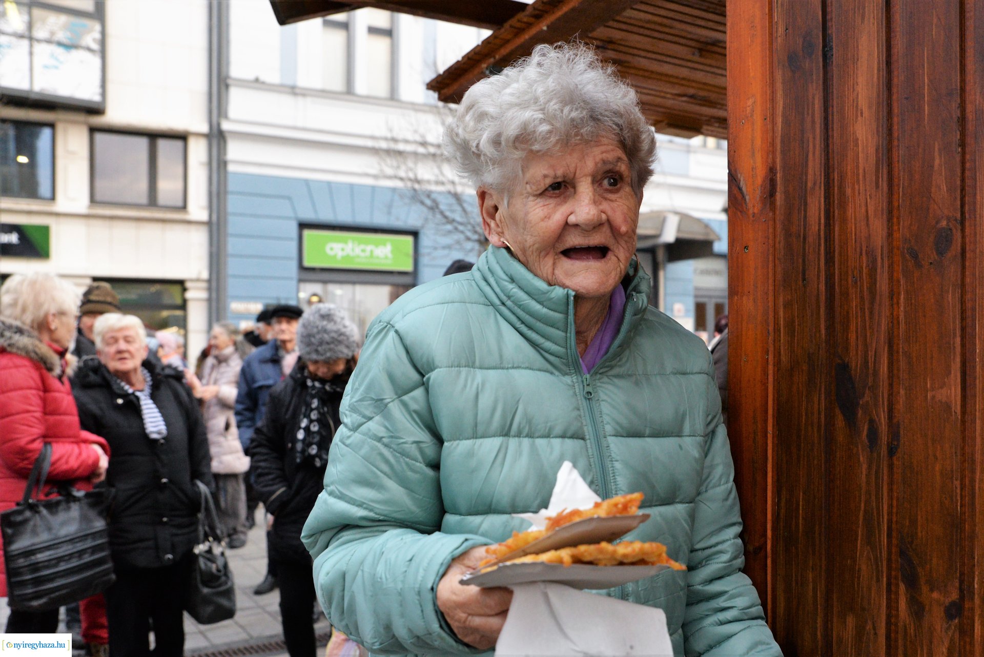 Frissen sült ajándék lapcsánka a karácsonyi forgatagban