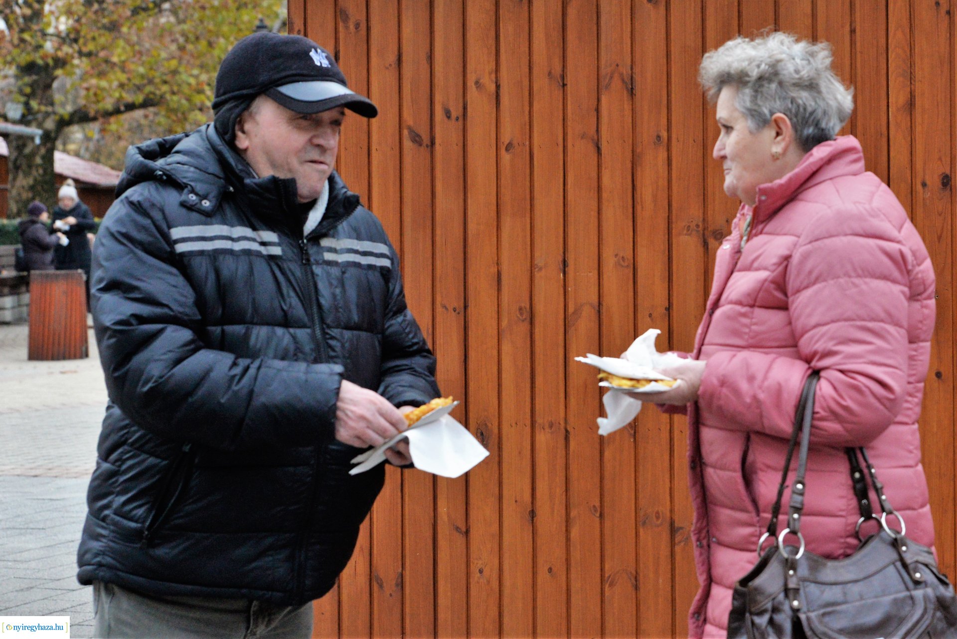 Frissen sült ajándék lapcsánka a karácsonyi forgatagban