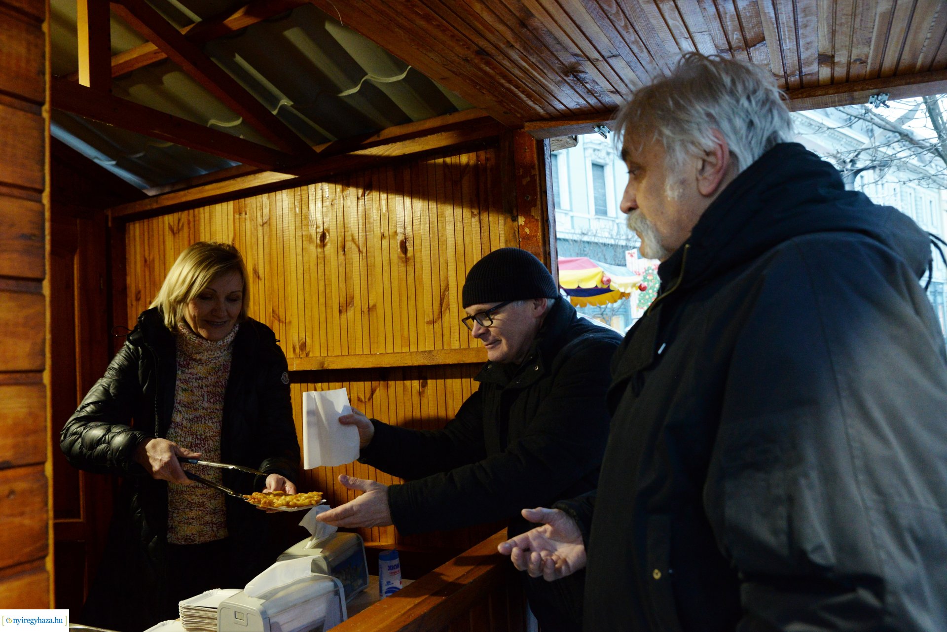 Frissen sült ajándék lapcsánka a karácsonyi forgatagban