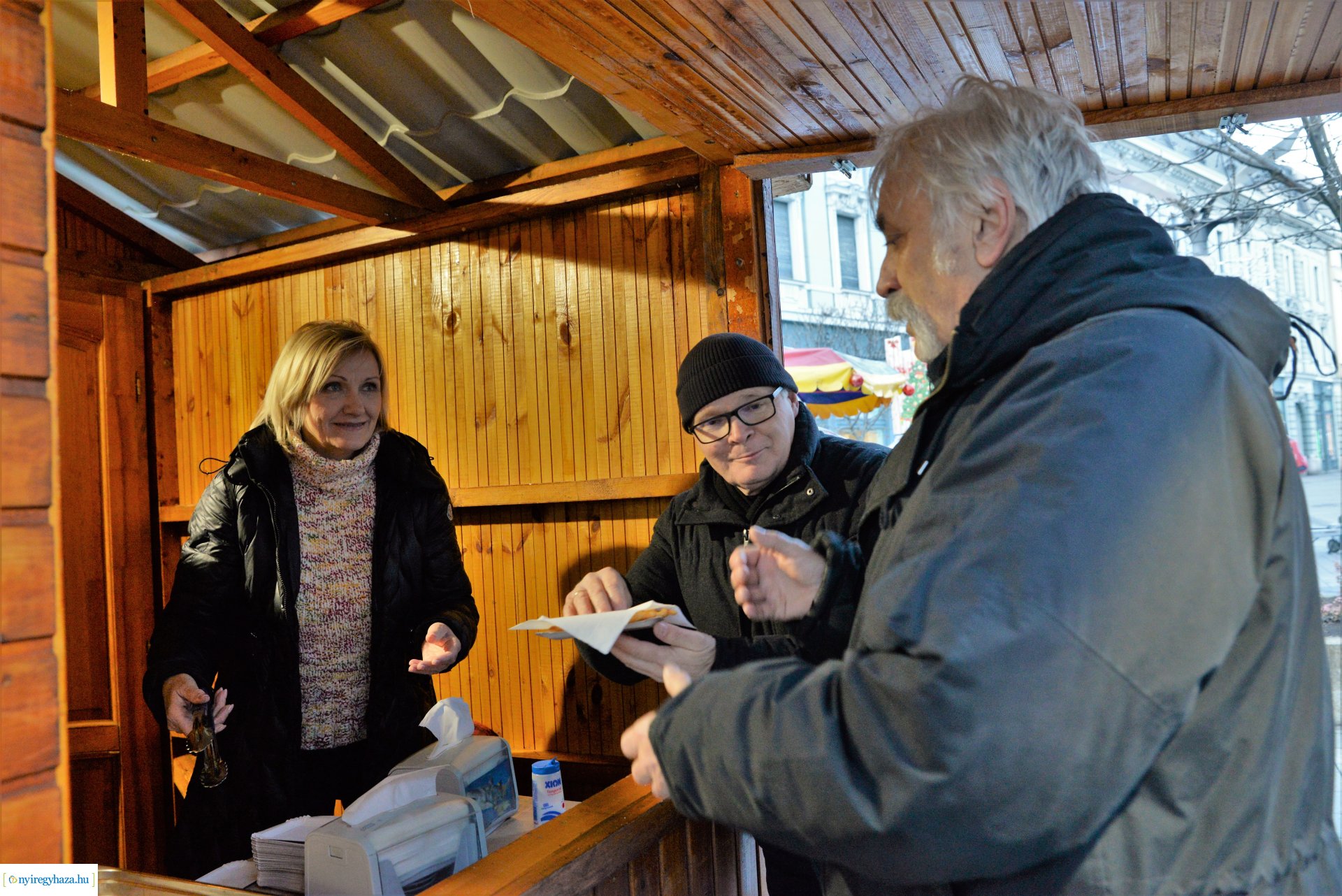 Frissen sült ajándék lapcsánka a karácsonyi forgatagban