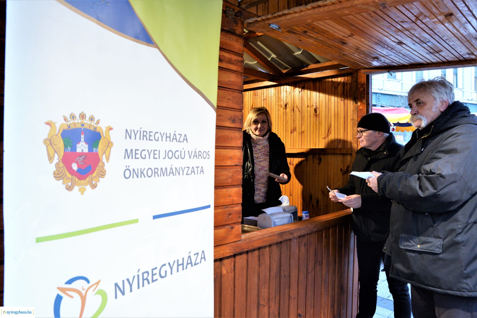 Frissen sült ajándék lapcsánka a karácsonyi forgatagban