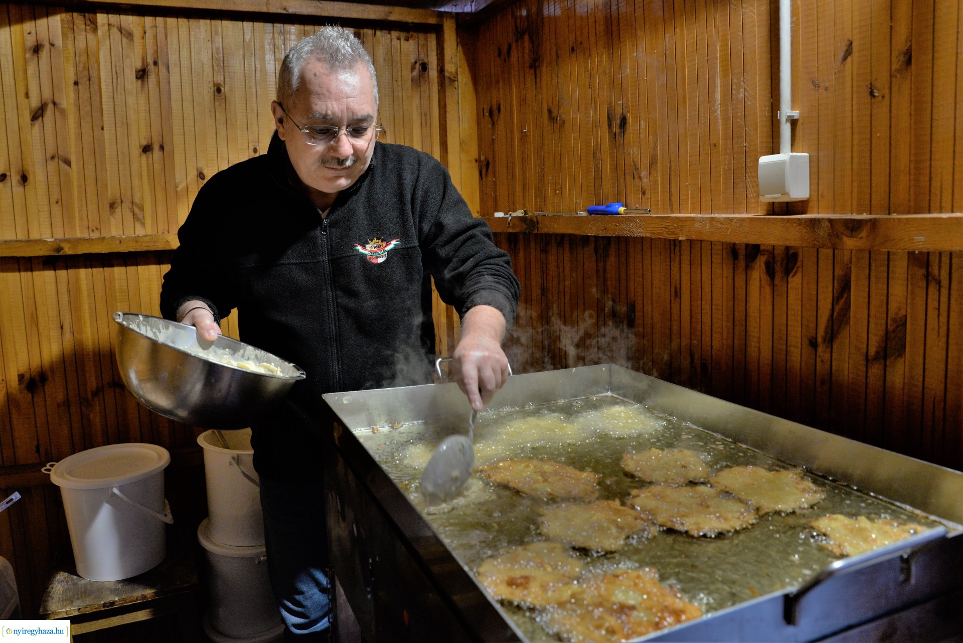 Frissen sült ajándék lapcsánka a karácsonyi forgatagban