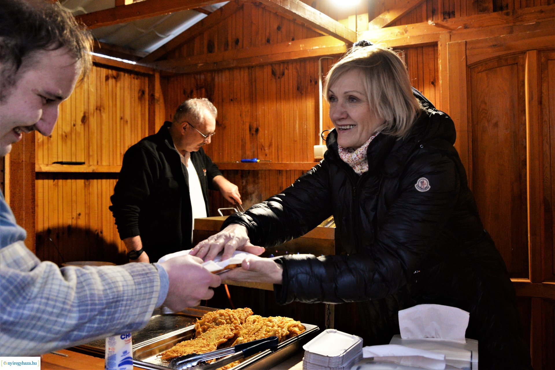 Frissen sült ajándék lapcsánka a karácsonyi forgatagban