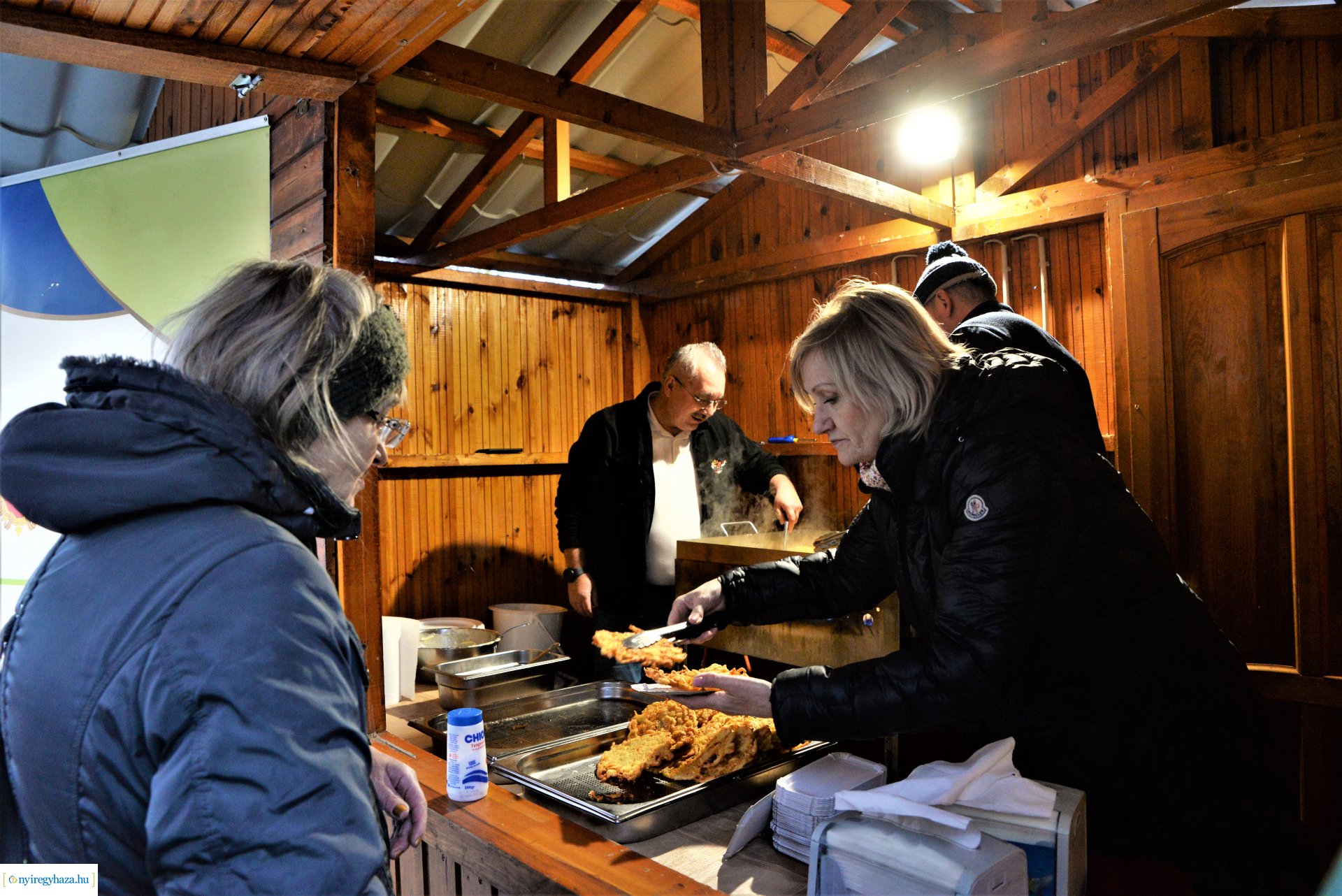 Frissen sült ajándék lapcsánka a karácsonyi forgatagban