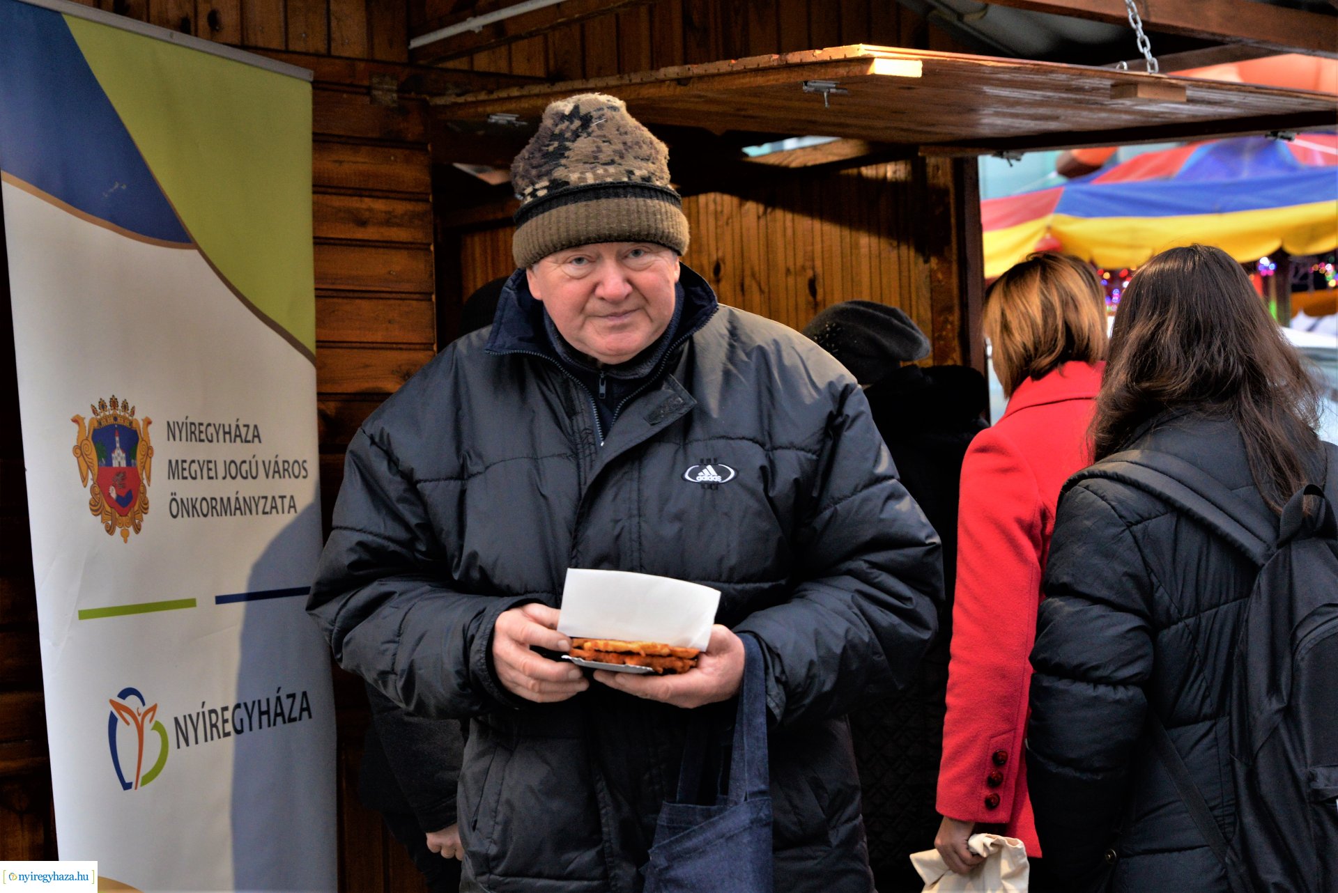 Frissen sült ajándék lapcsánka a karácsonyi forgatagban