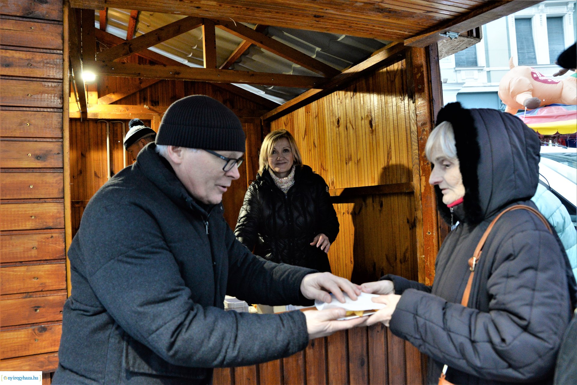 Frissen sült ajándék lapcsánka a karácsonyi forgatagban