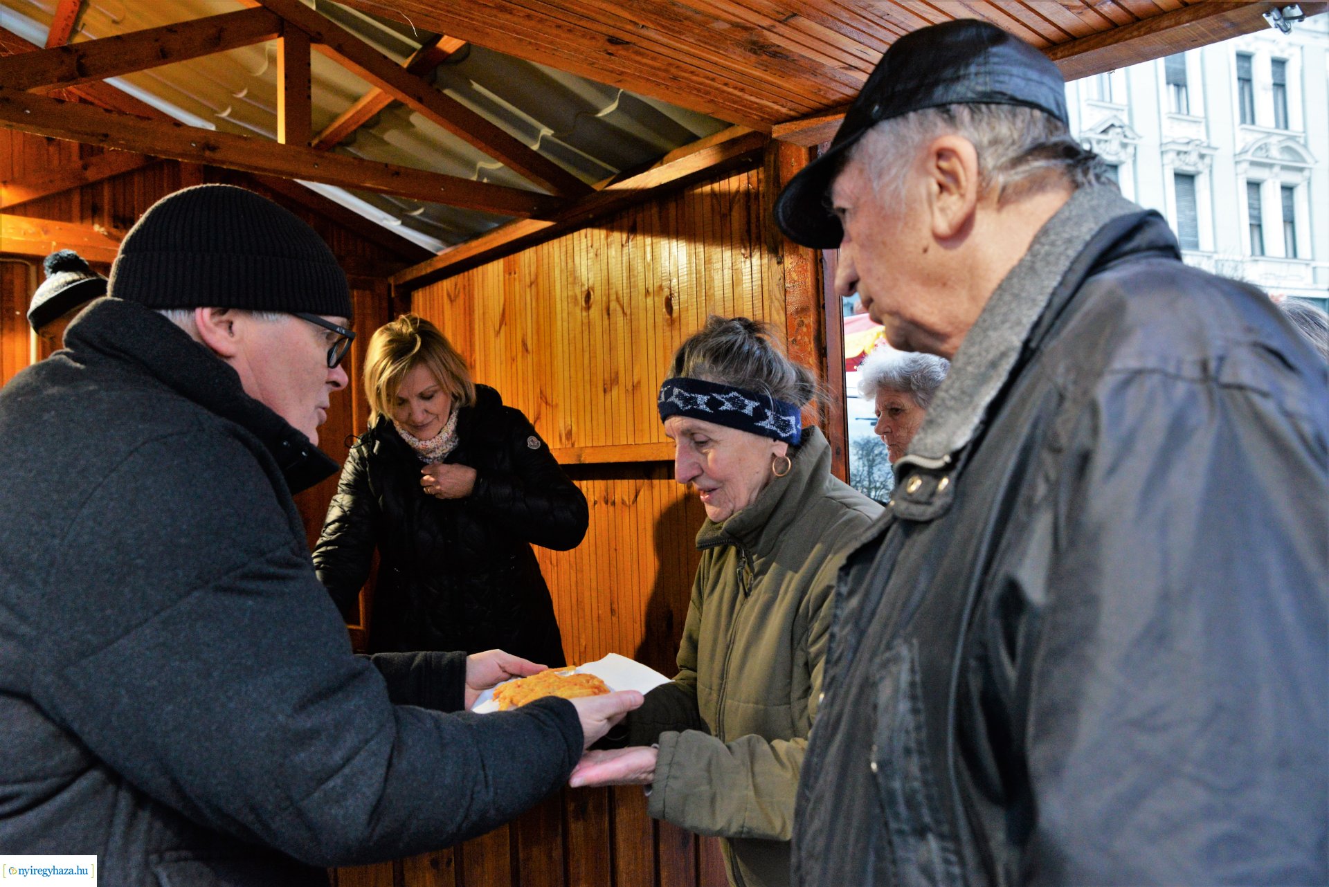 Frissen sült ajándék lapcsánka a karácsonyi forgatagban