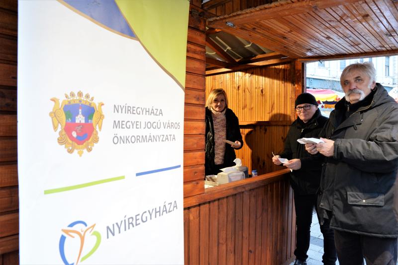 Frissen sült ajándék lapcsánka a karácsonyi forgatagban