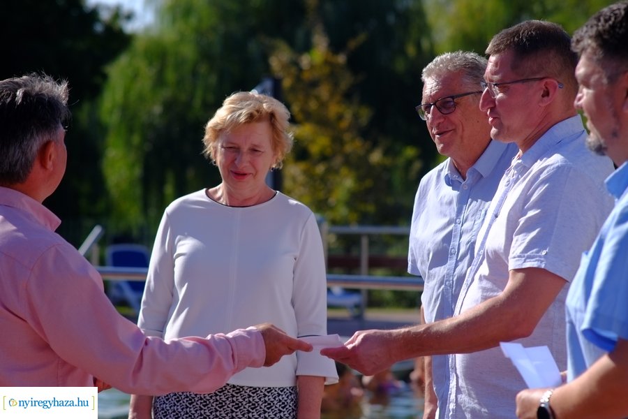 Fürdőkupon átadó az Aquarius Élményfürdőben