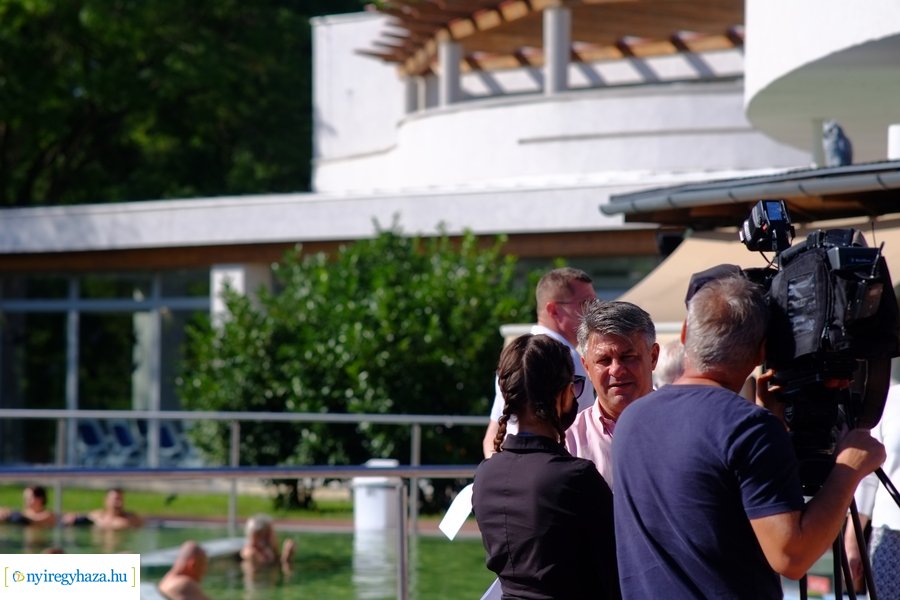 Fürdőkupon átadó az Aquarius Élményfürdőben