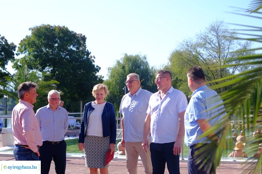 Fürdőkupon átadó az Aquarius Élményfürdőben