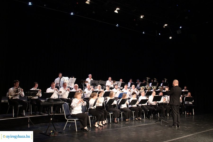 Fúvósok és táncosok a színpadon