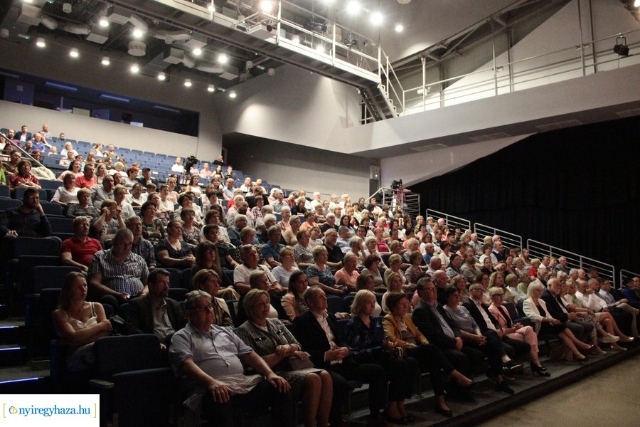 Fúvósok és táncosok a színpadon