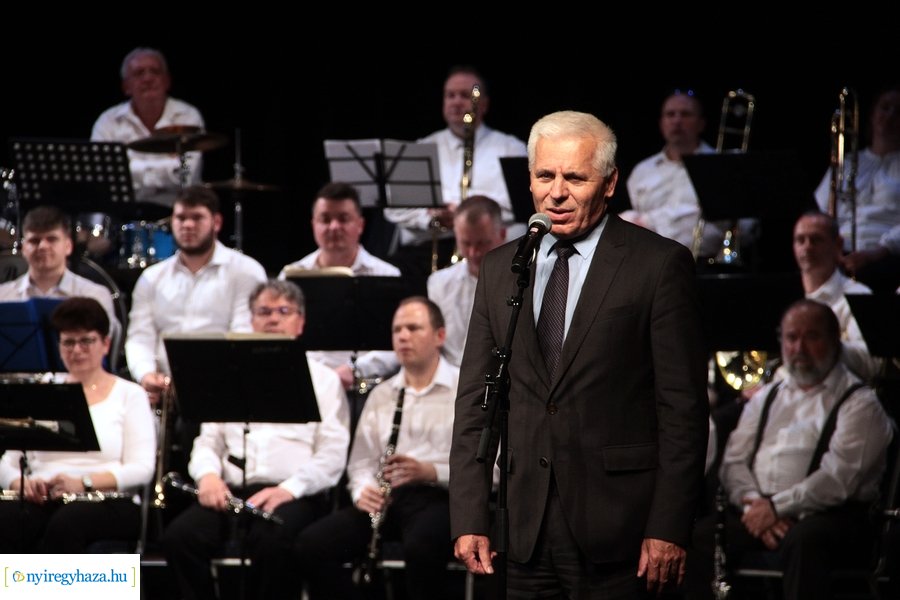 Fúvósok és táncosok a színpadon