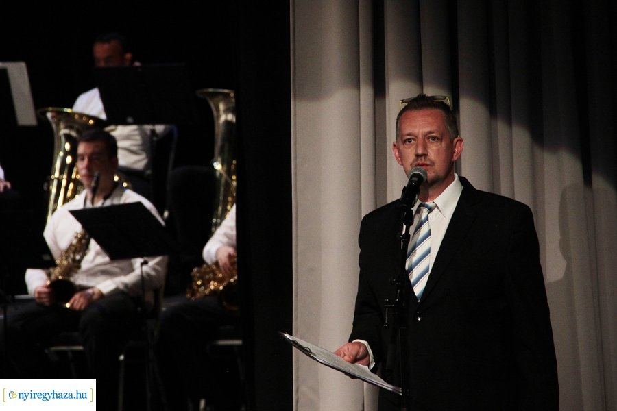 Fúvósok és táncosok a színpadon