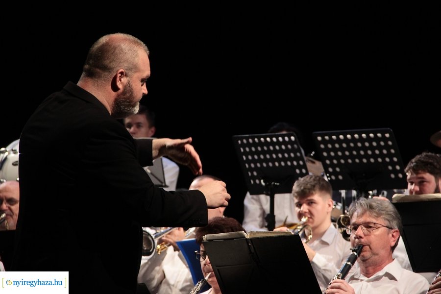 Fúvósok és táncosok a színpadon