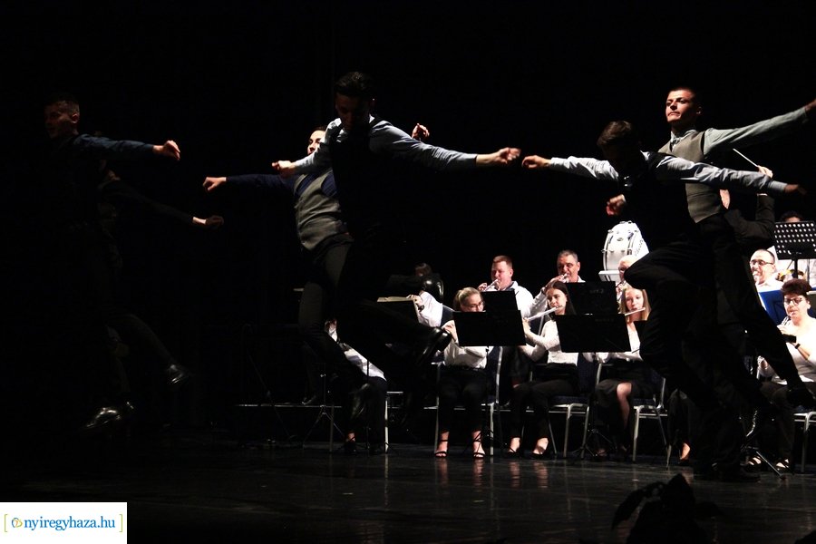 Fúvósok és táncosok a színpadon