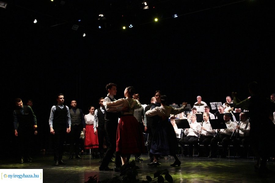 Fúvósok és táncosok a színpadon