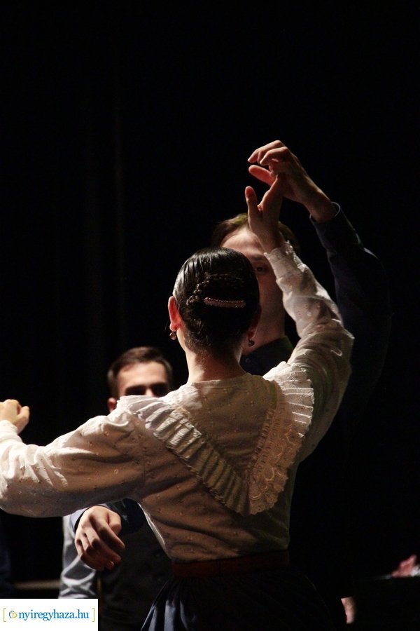 Fúvósok és táncosok a színpadon