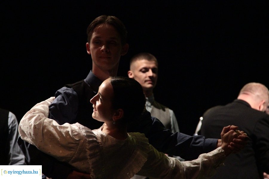 Fúvósok és táncosok a színpadon