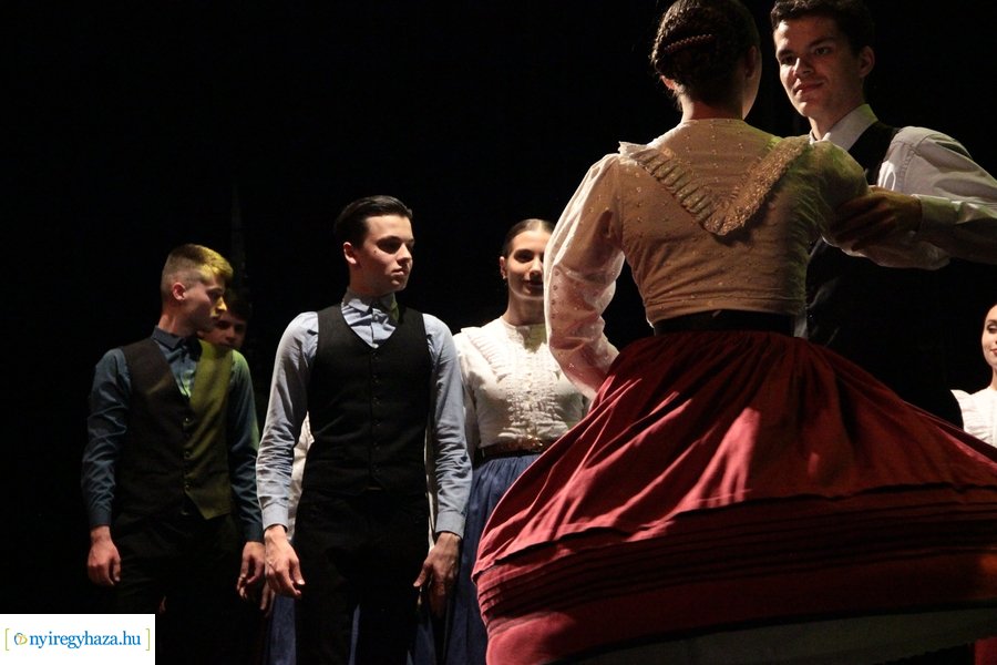 Fúvósok és táncosok a színpadon