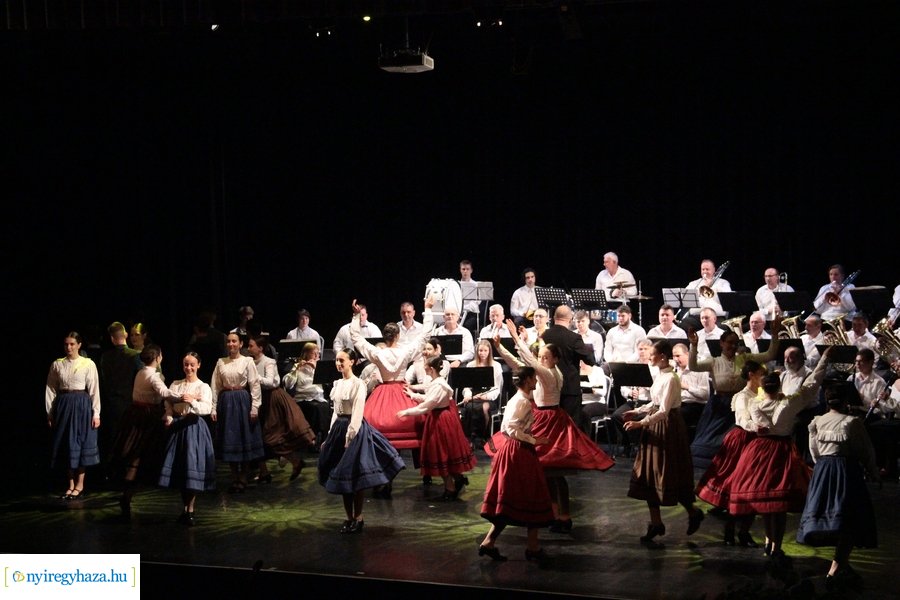 Fúvósok és táncosok a színpadon