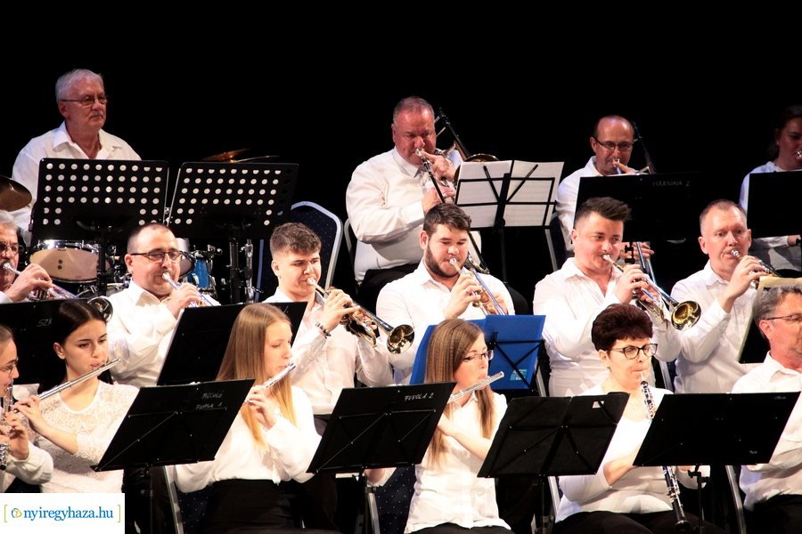 Fúvósok és táncosok a színpadon