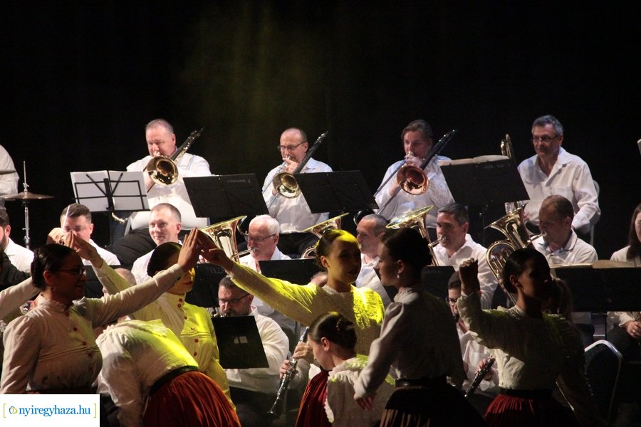 Fúvósok és táncosok a színpadon