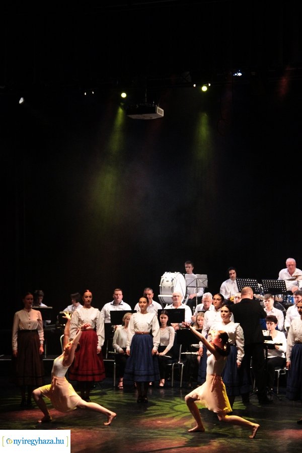 Fúvósok és táncosok a színpadon