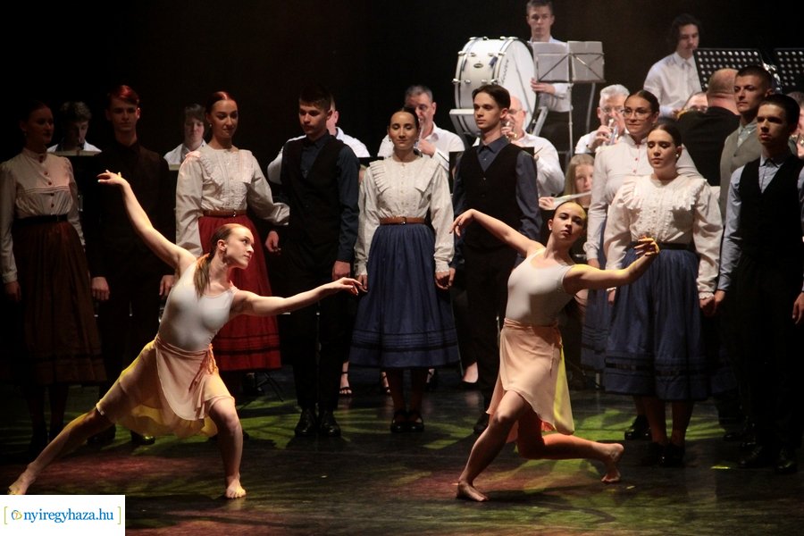 Fúvósok és táncosok a színpadon