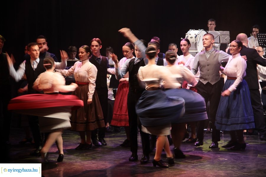 Fúvósok és táncosok a színpadon