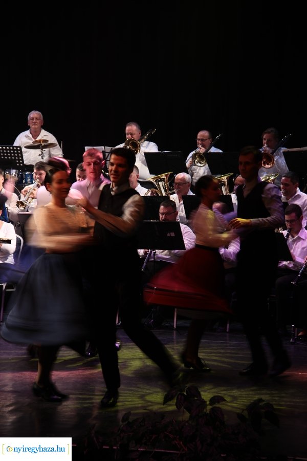 Fúvósok és táncosok a színpadon