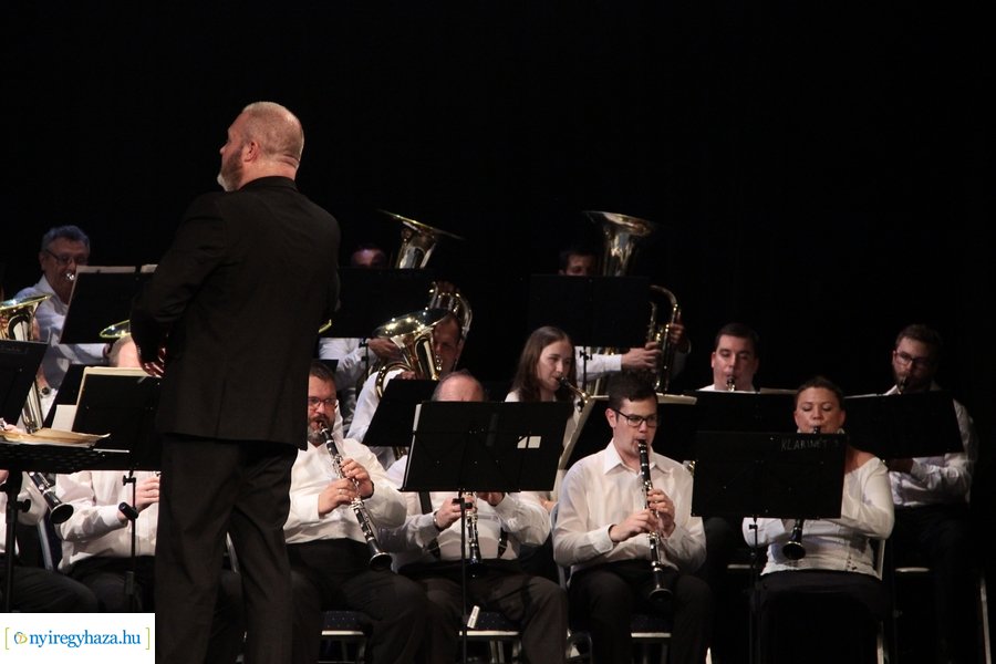 Fúvósok és táncosok a színpadon