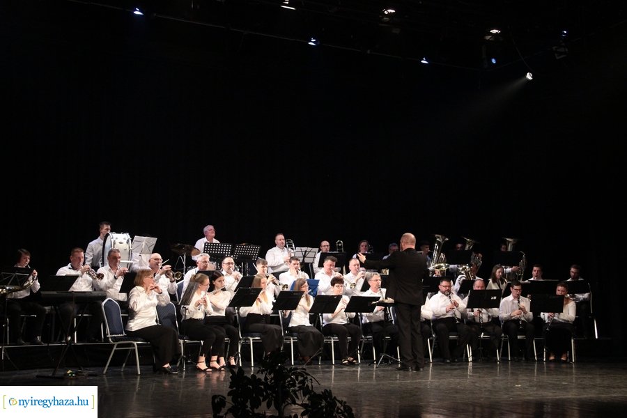 Fúvósok és táncosok a színpadon