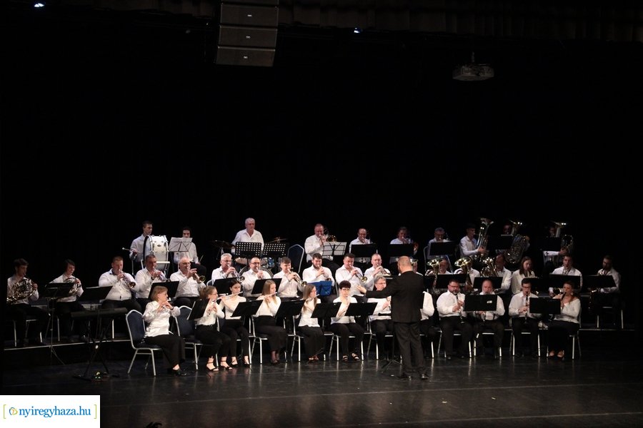 Fúvósok és táncosok a színpadon